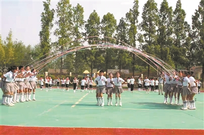 江苏省睢宁县骑路小学学生近视率、肥胖率均为零——跳绳八年，跳出两个“零”