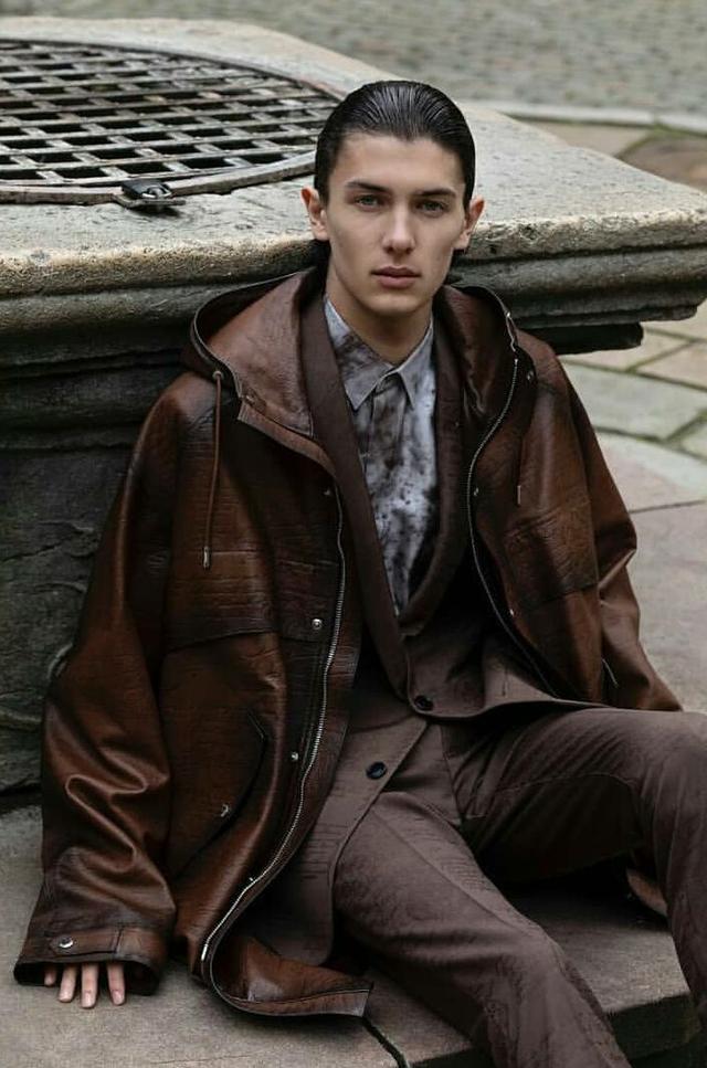 他是有中国血统的欧洲王子，父母离婚后，他只能在中国以走秀为生