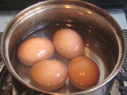 白水煮蛋加盐有什么作用,怎么能让白水煮蛋更好吃