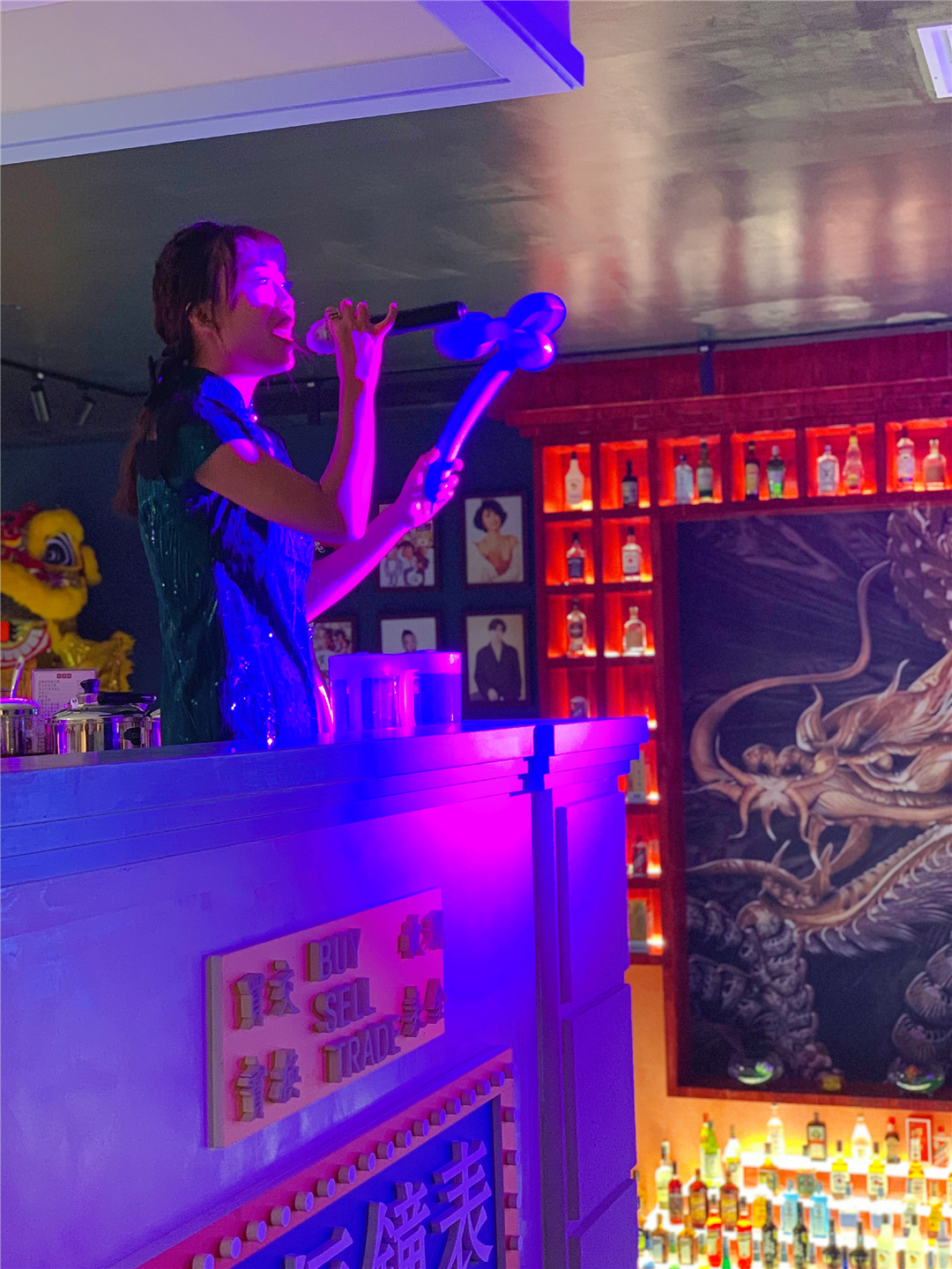 长春桂林路有家电影《叶问》同款火锅酒馆，楼里面有座“香港城”