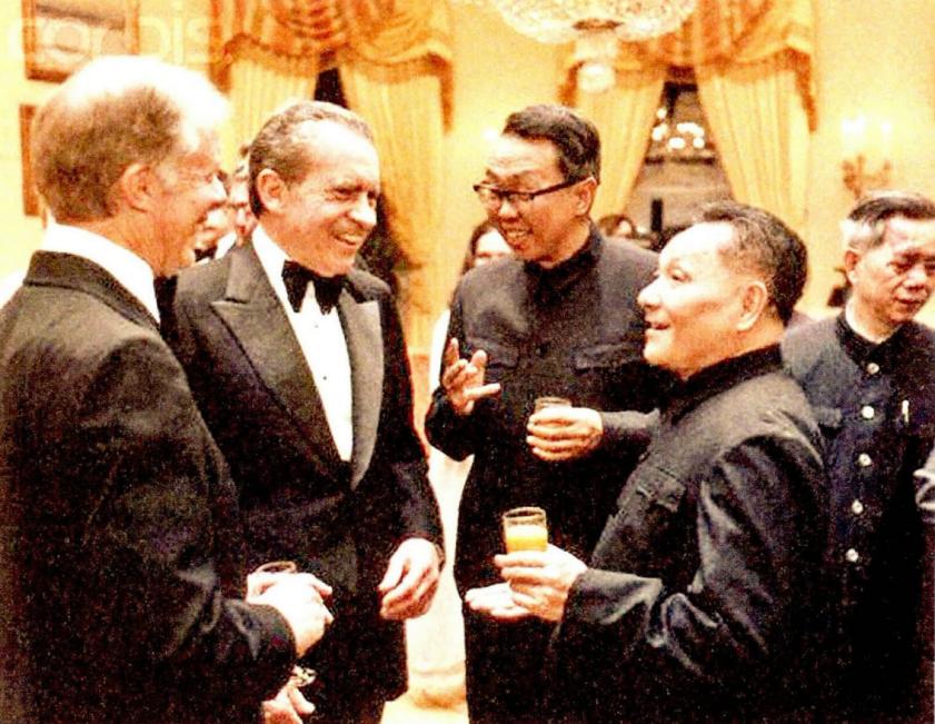 1979年改革，没钱发展怎么办？邓公请5位大佬涮羊肉，点将荣毅仁