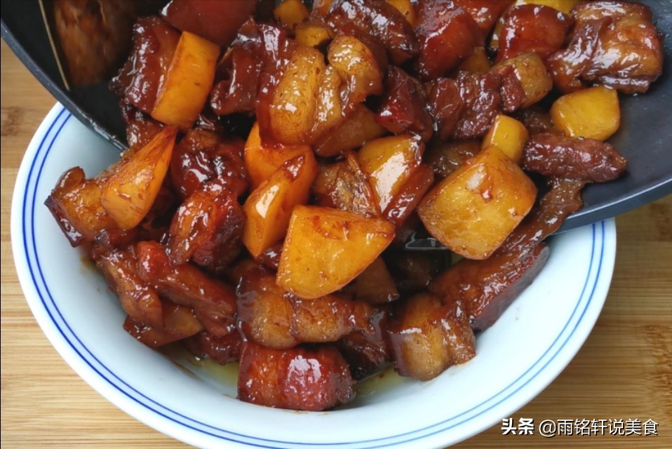 红烧肉炖土豆入口即化,红烧肉炖土豆软糯不油腻