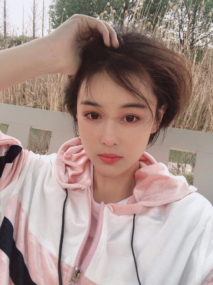 张馨予穿白色风衣尽显飒爽英姿,张馨予穿衣风格变了