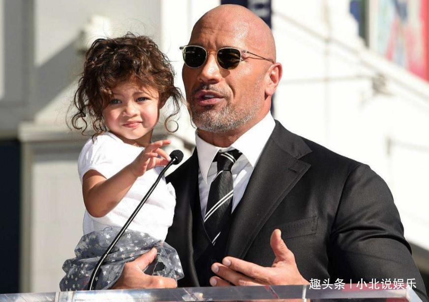 巨石强森被小女孩嘲讽没肌肉,巨石强森和他的女儿日常