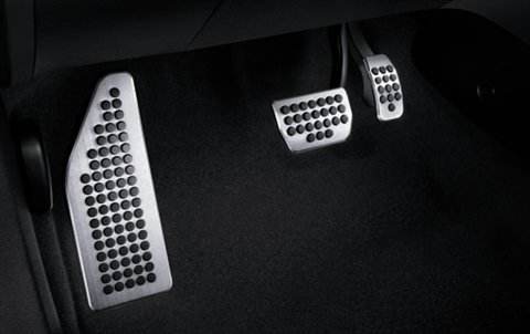 汽车在高速上踩油门不管用,行驶中突然油门踏板失效