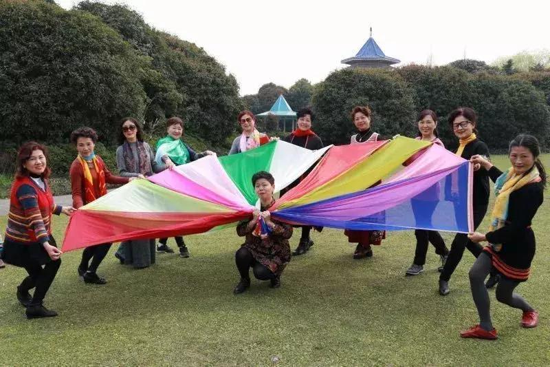 大妈拍照经典15个动作图片,大爷大妈经典拍照动作