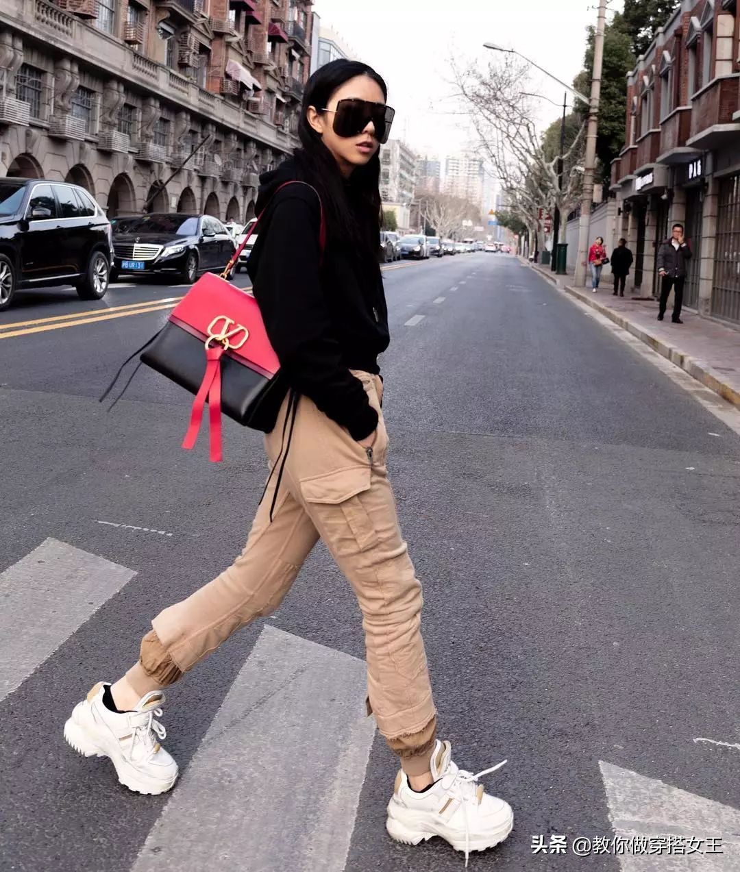 2020最潮搭配少不了这一条工装裤,初秋工装裤搭什么上衣