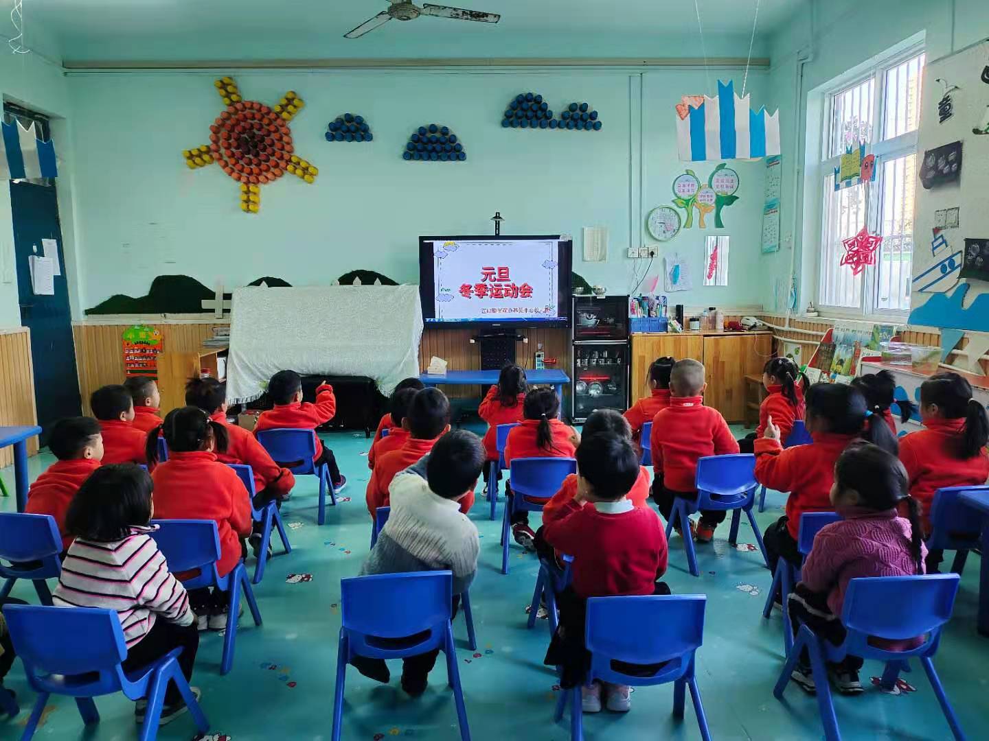 幼儿园小牛向前冲游戏活动,室内体育微运动幼儿园