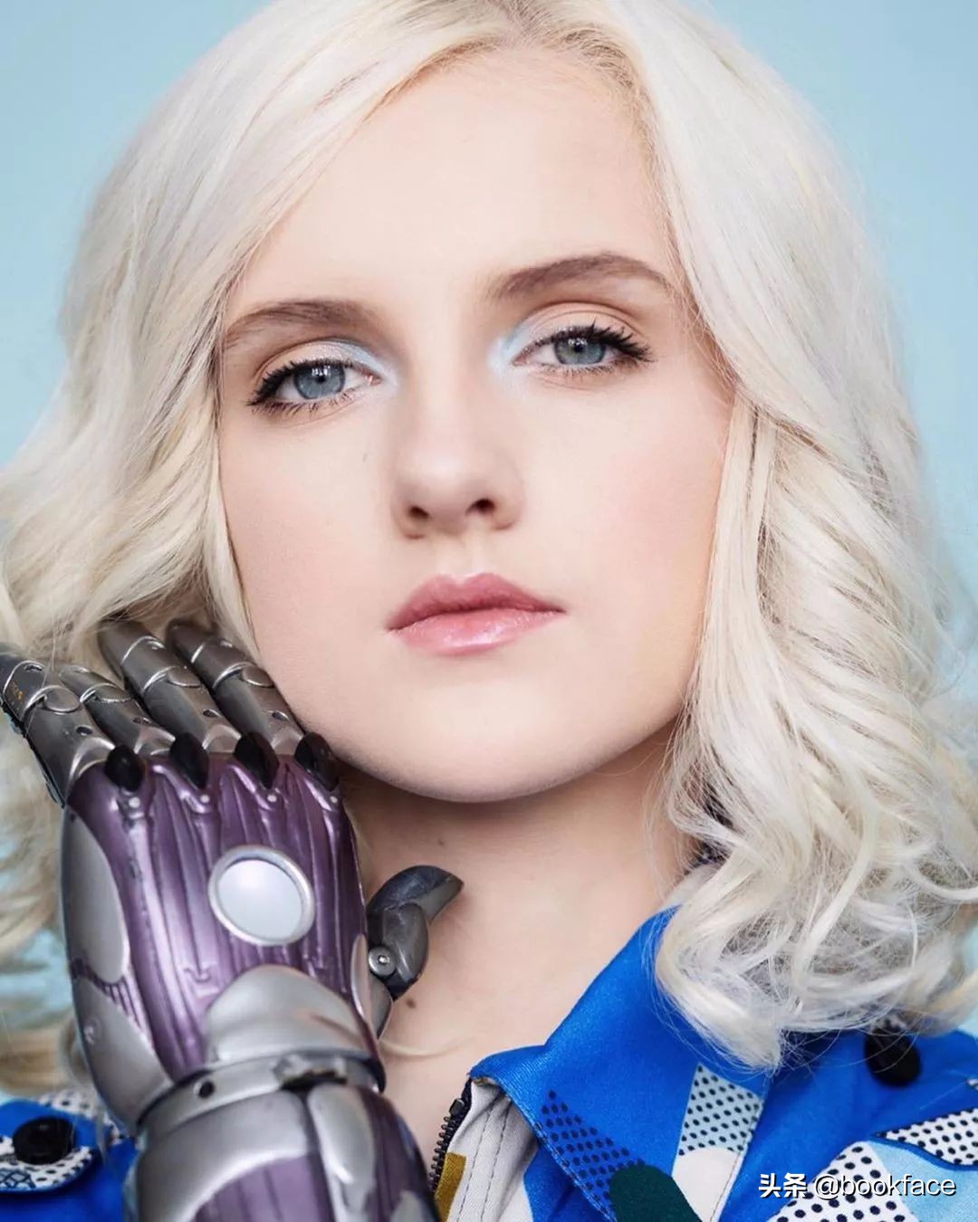 13岁无臂女孩成最酷“美妆博主”:不惧命运的人太酷了