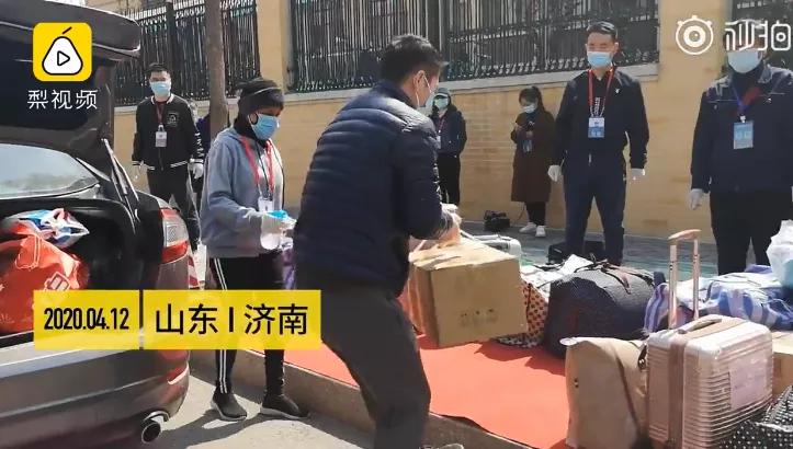 山东一学校食堂火了!一张餐桌4个凳子锁了3个,只容一人孤独地坐着