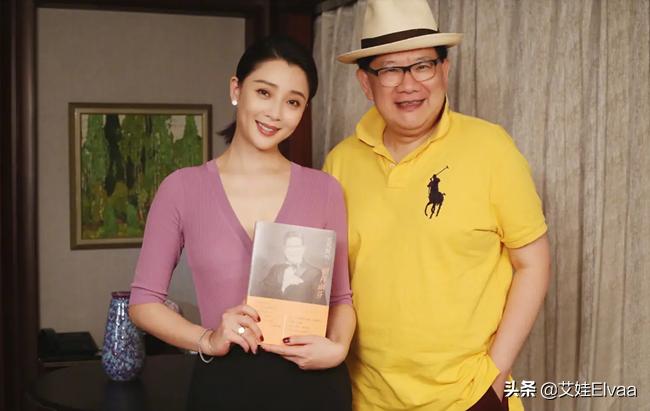 42岁殷桃发布会真拼，穿长裙为新剧跳舞，靠边站舞姿僵硬抢尽风头