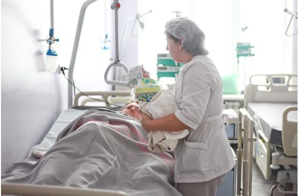 早产将近3个月,新生儿体重仅0.99斤却仍顽强存活,不禁让人感叹