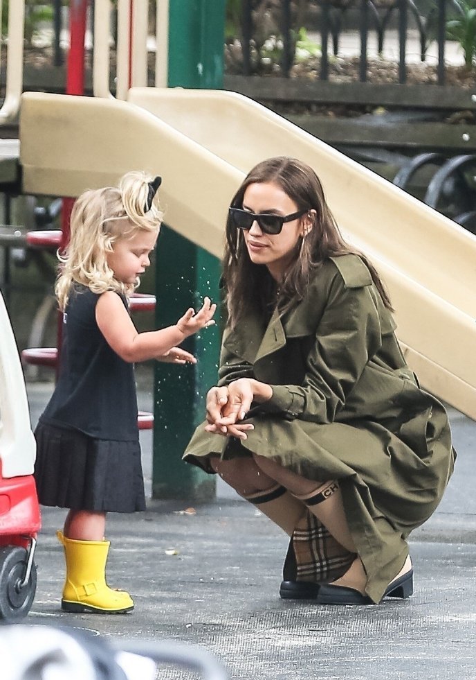 伊莲娜最新出街,伊莲娜带女儿出街