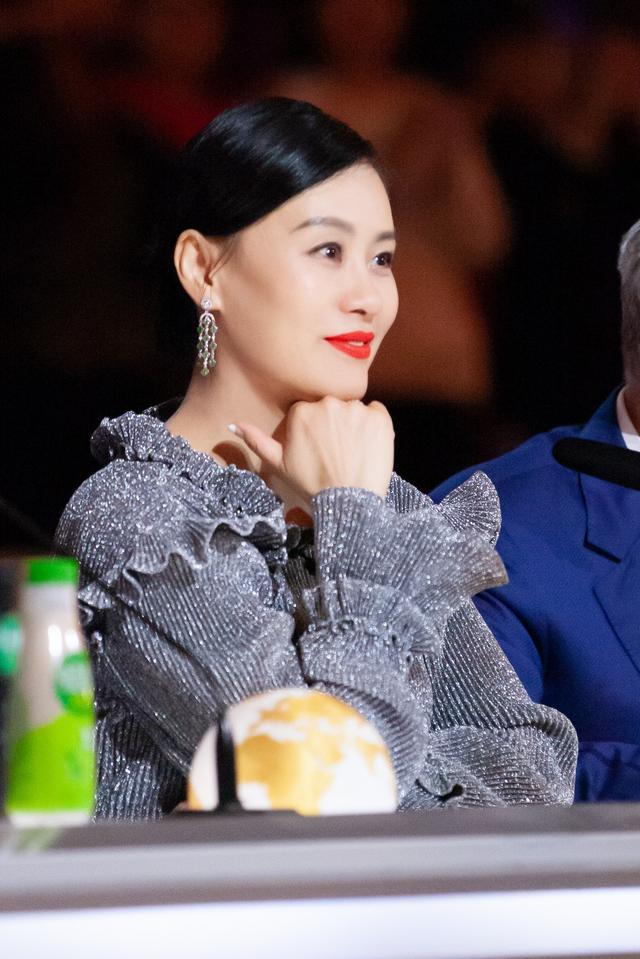 英国版“声入人心”保罗登上《巅峰之夜》用歌声讲述草根逆袭之路