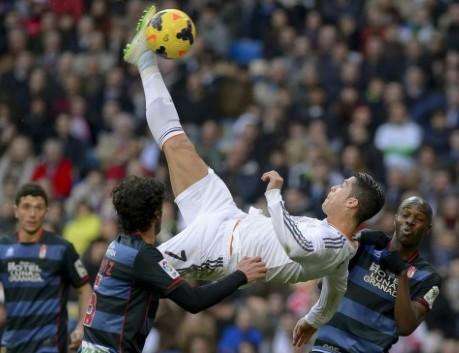 梅西伪9号和右边锋,梅西c罗谁更强终于说出了