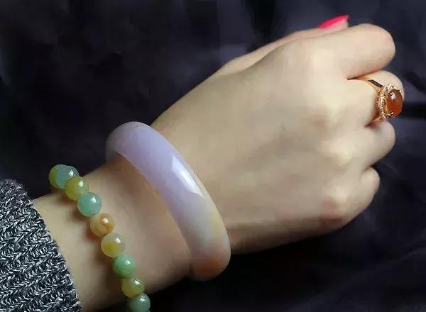 翡翠手镯怎样好戴一些,翡翠手镯是糯种好还是冰糯好