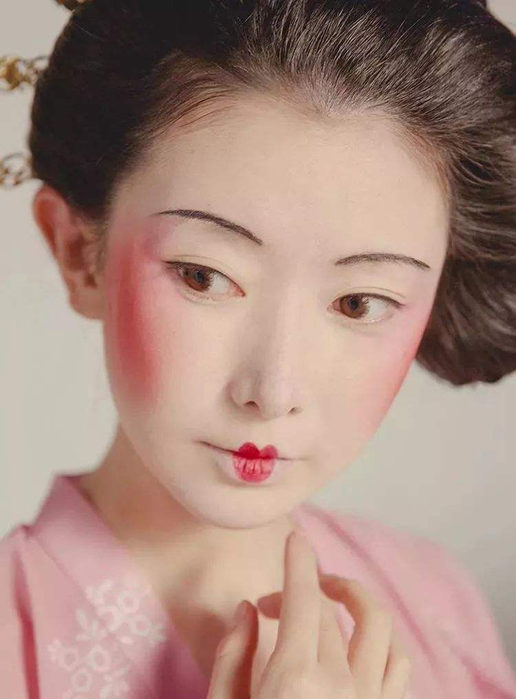 古代女子怎么用胭脂,古代美女化妆用的胭脂