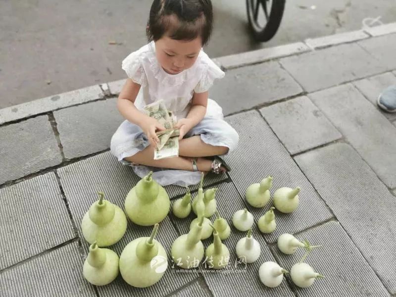 江油五岁葫芦娃,葫芦娃摆摊卖六娃