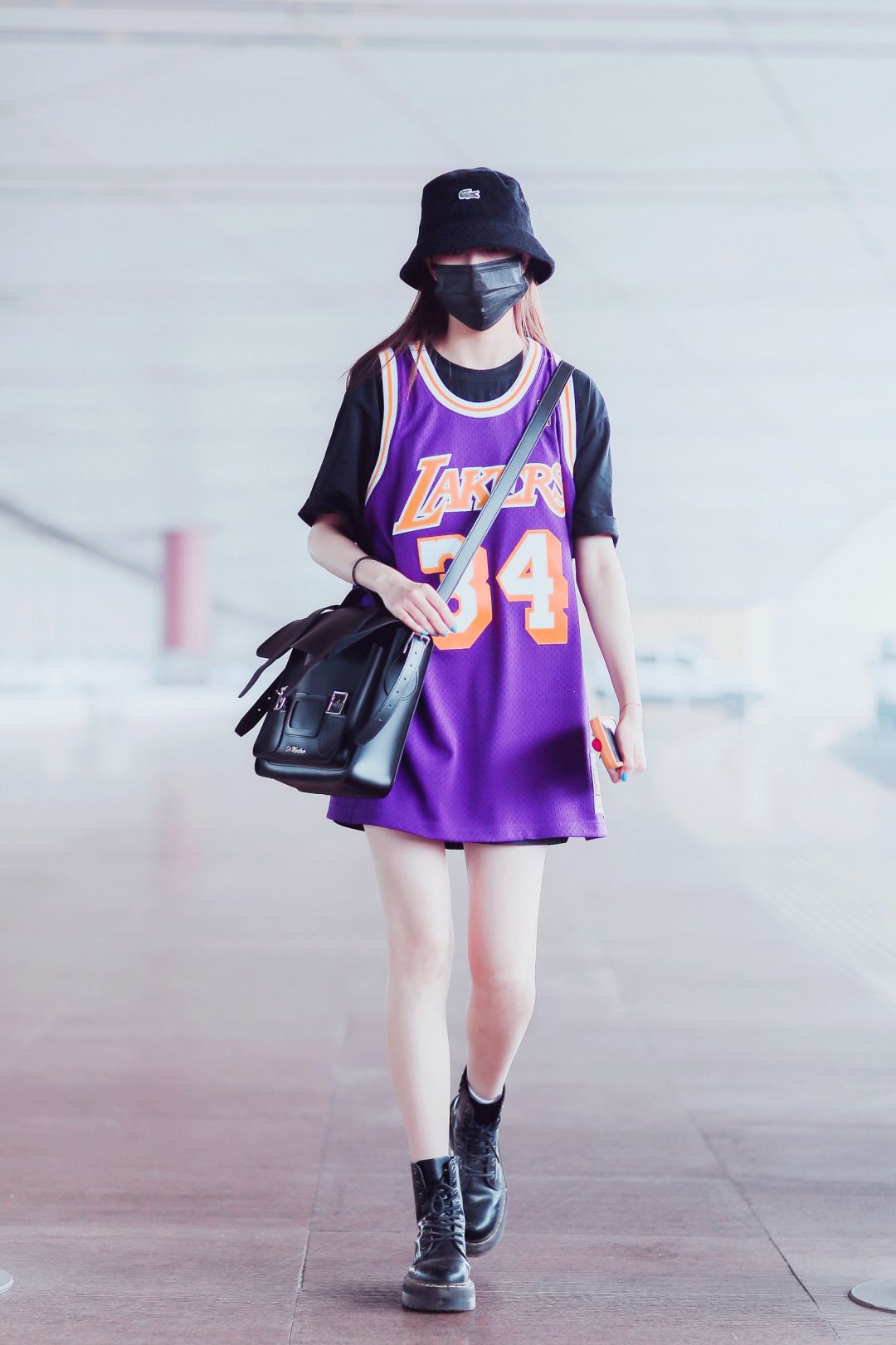 一点也不热,酷妹的马丁靴里都有空调