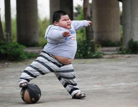 “捕蝇器宝宝”火了,用肉就能夹死苍蝇,妈妈晒视频被吐槽:心大