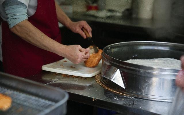 排队两小时，吃饭十分钟？传说中的老字号，真的值得排队吗？