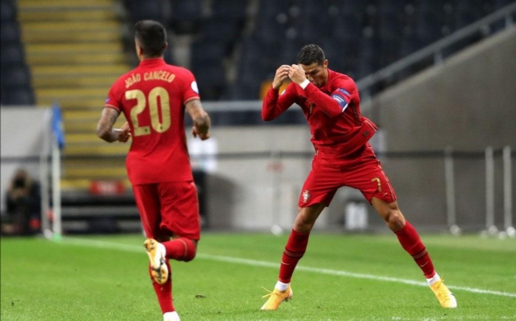 c罗把全部球衣给球迷,c罗把球衣送给球迷时的景象