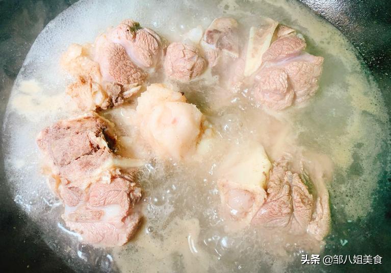 炖骨头汤牢记两不放,猪骨汤怎么炖不腥好吃