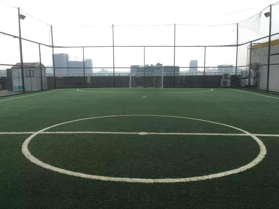 每当夜幕降临一群年轻人,每当夜幕降临时总有那么一群少年