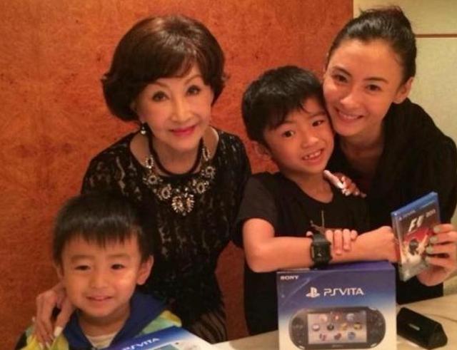 高龄生娃是“整容”，张柏芝三胎儿子长大后，网友：差点没认出来