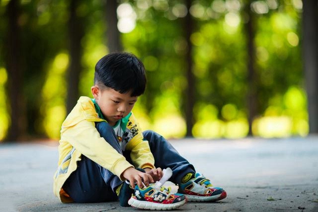 小孩子为什么不喜欢穿鞋也不怕冷,小孩为什么都不喜欢穿鞋和袜子