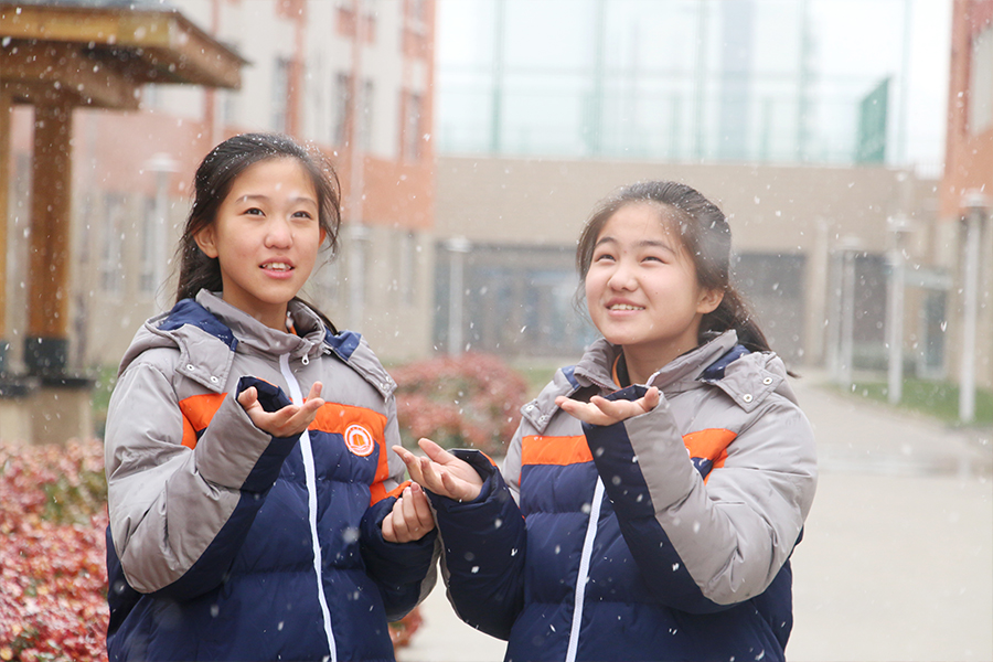 雪中的校园风景,坐落在雪山戈壁上的学校真美丽
