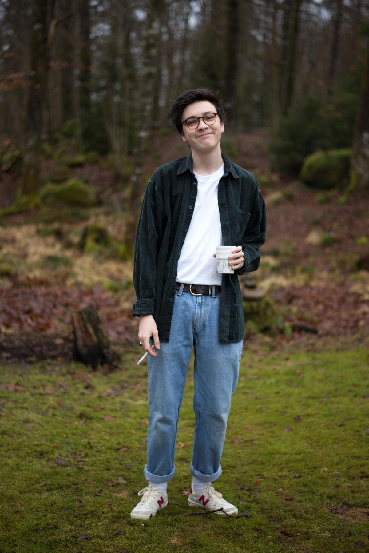 飞行夹克搭配深蓝色直筒牛仔裤,夹克配修身或者直筒牛仔裤