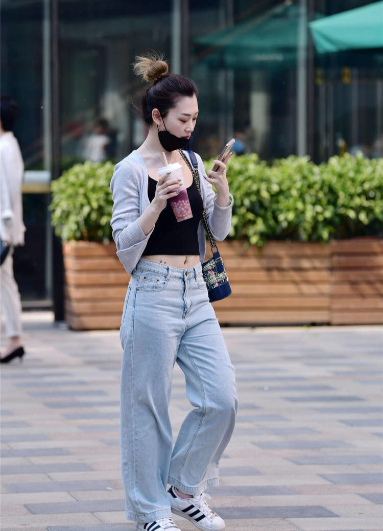 夏季宽松直筒牛仔裤怎么搭配,夏季直筒宽松牛仔裤怎么搭好看