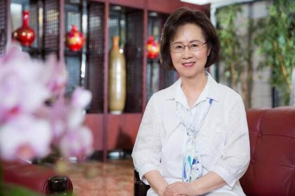 师生恋意外怀孕，打胎时一意外发现改变主意，生下当代最红女作家