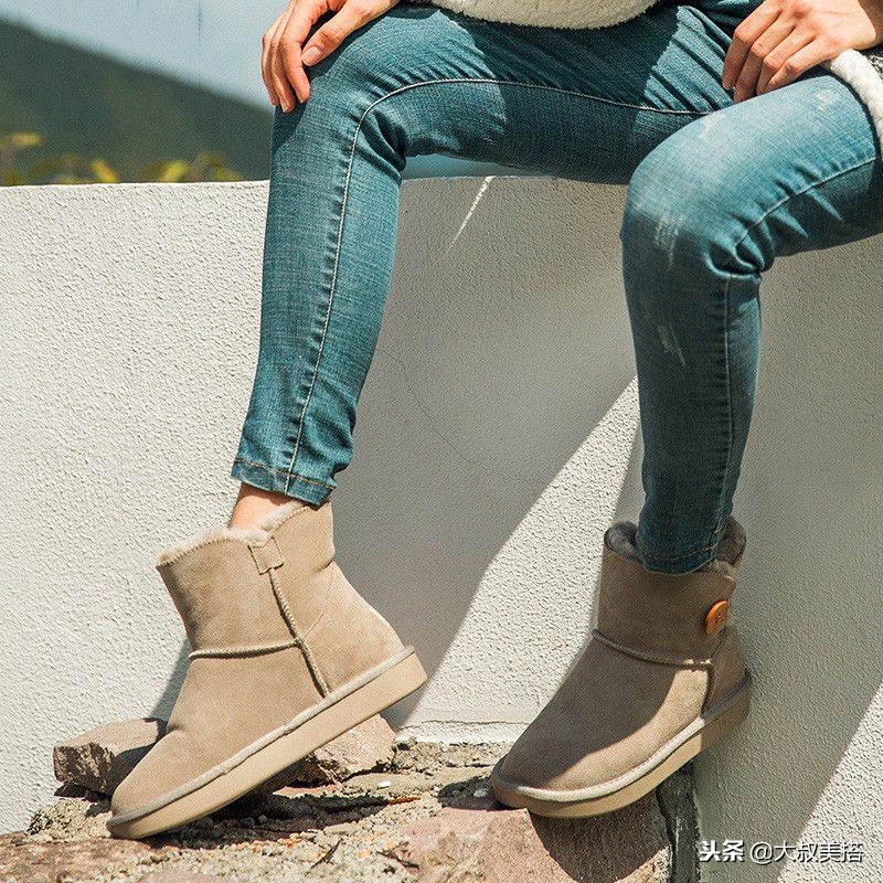 女人冬天雪地靴,矮个子女生冬天适合穿哪种雪地靴