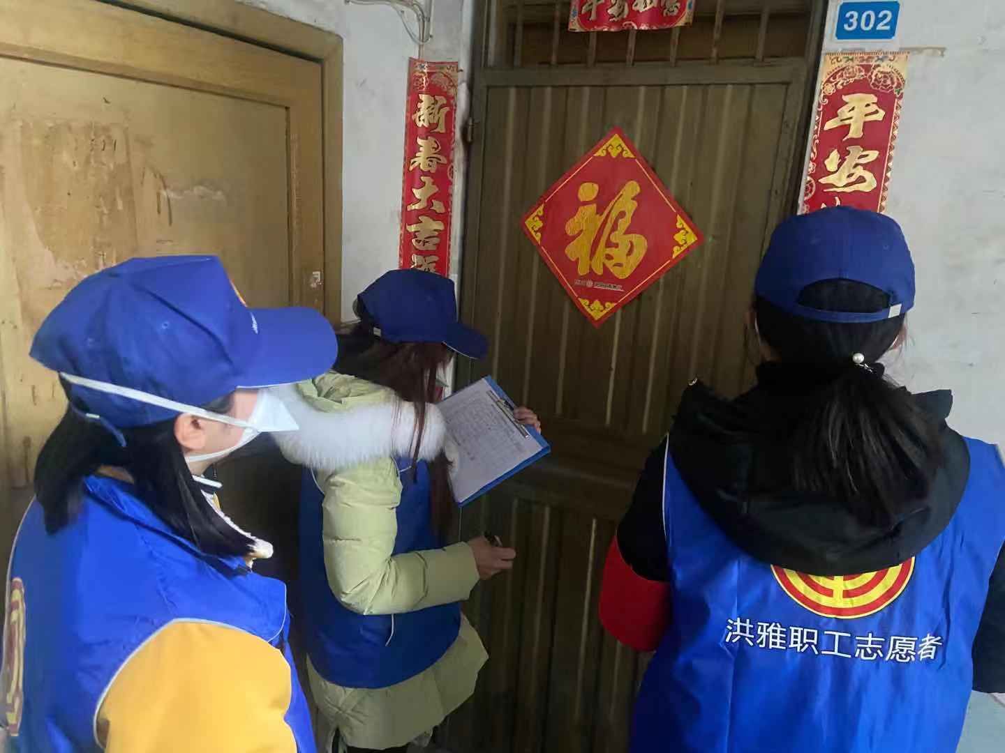 抗疫前线这一抹红分外动人,抗疫前线永不褪色的那一抹藏蓝色