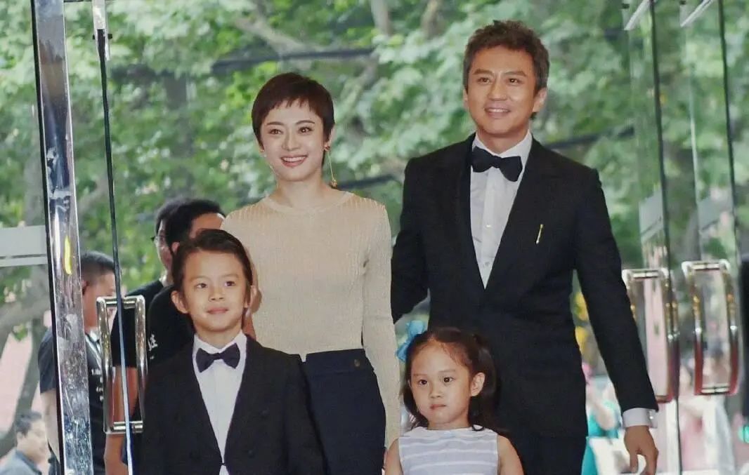 胡杏儿三胎生子公开一家人合影,41岁胡杏儿三胎得子视频