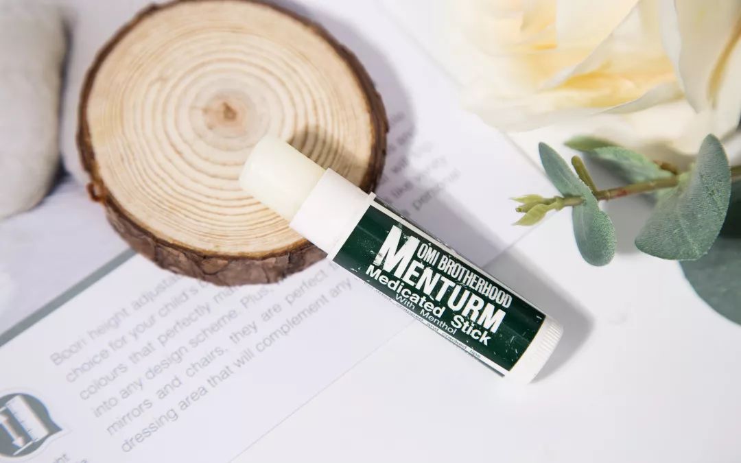 让你的嘴唇滋润一整天,让嘴巴嫩的唇膏