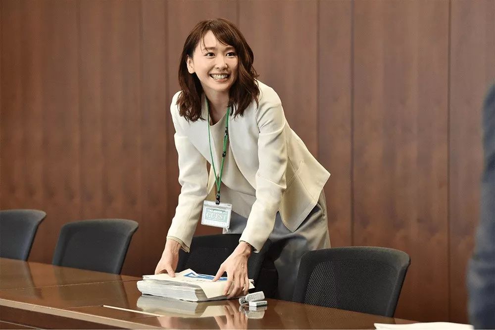 通勤怎么穿才好看,春季通勤怎么穿气质出众呢