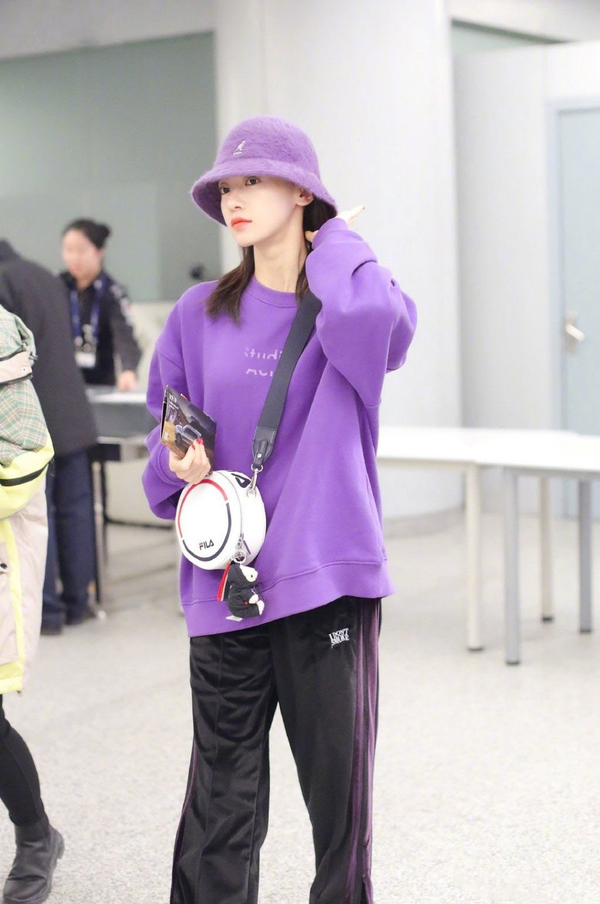 吴谨言冬穿搭,吴谨言真空露腹装超吸睛