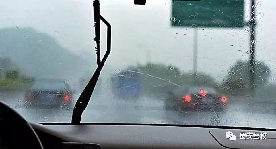考科三遇到下雨天雨刷器怎么使用,下雨天考科三可以不开雨刮器吗