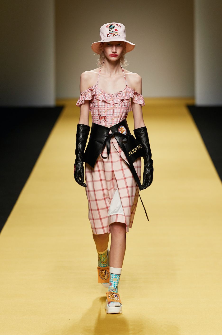 BronzeLuciaX饿了么X光芒联名潮品，助力可持续时尚