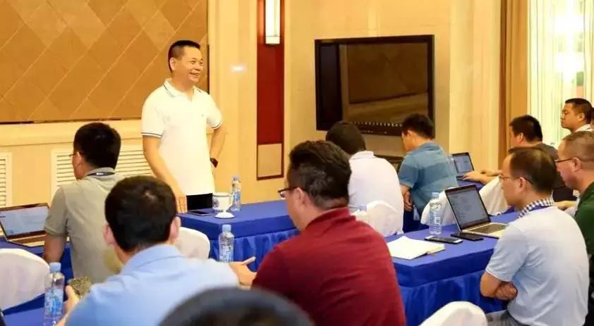 爆雷多家上市公司年报巨额预亏,欧菲光董事长蔡荣军与库克合影