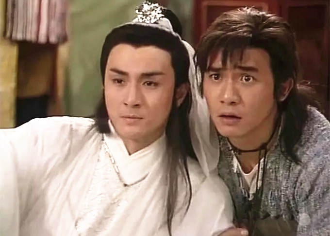 一众港星冒雨踢足球,吴岱融萧正楠浑身湿透,卢惠光父子罕见露面