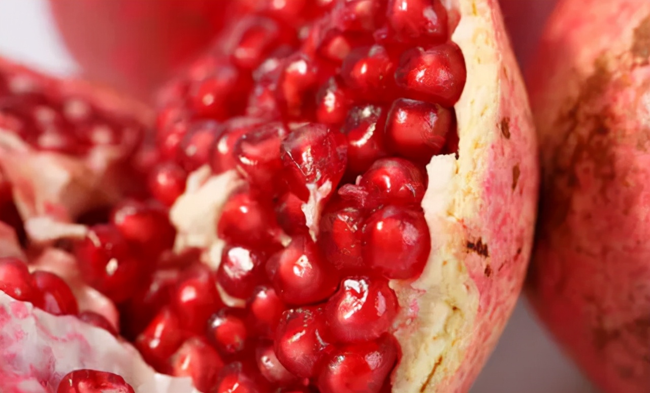 秋天吃石榴身体会收获5大好处,秋天吃石榴的利与弊