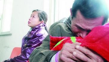 宝宝吃蓝莓卡喉父亲施救后续,小孩吞弹珠抢救视频