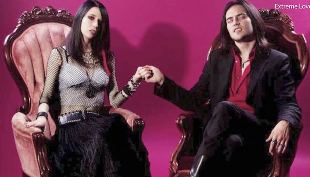 美国夫妻自称为吸血鬼国王及王后,靠每月吸食供血女友血液为生