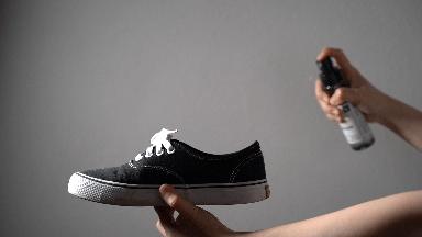 “脚臭”导致不敢脱鞋？黑科技鞋袜除味喷雾，从此让你自信脱鞋