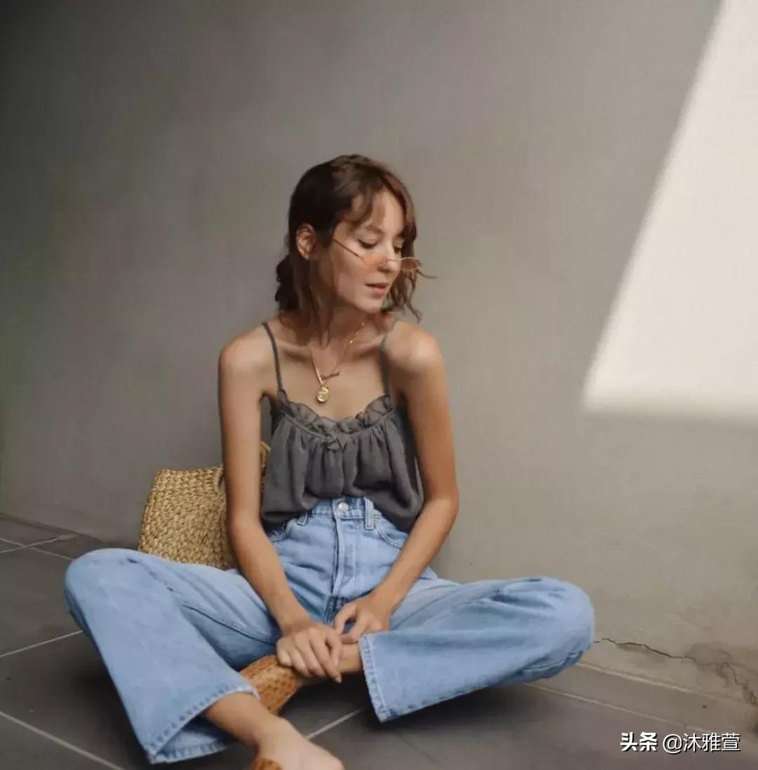 显瘦吊带直筒裤,你穿露肩吊带的样子