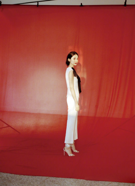 被古力娜扎惊艳到了，甲板上一袭黑色泳衣，性感十足又不失优雅